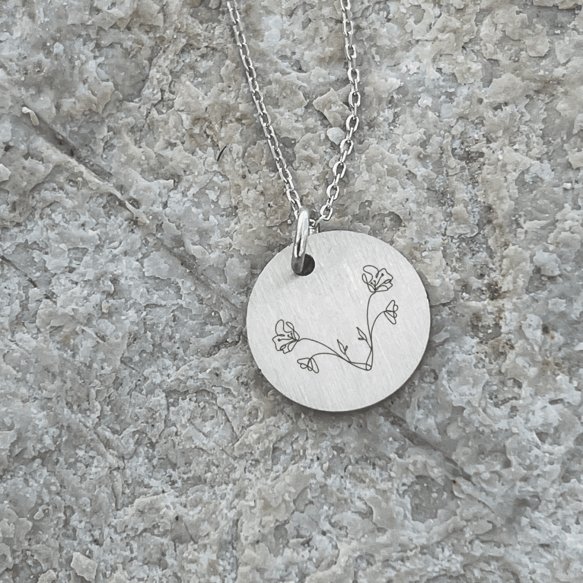 jordemoder-2-cirkel-4.png Jordemoder halskæde - Æggestok & blomster - Personligt Smykke fra Øndig Jewellery. Smuk og unik gave til jordemoderen - Personliggør smykket