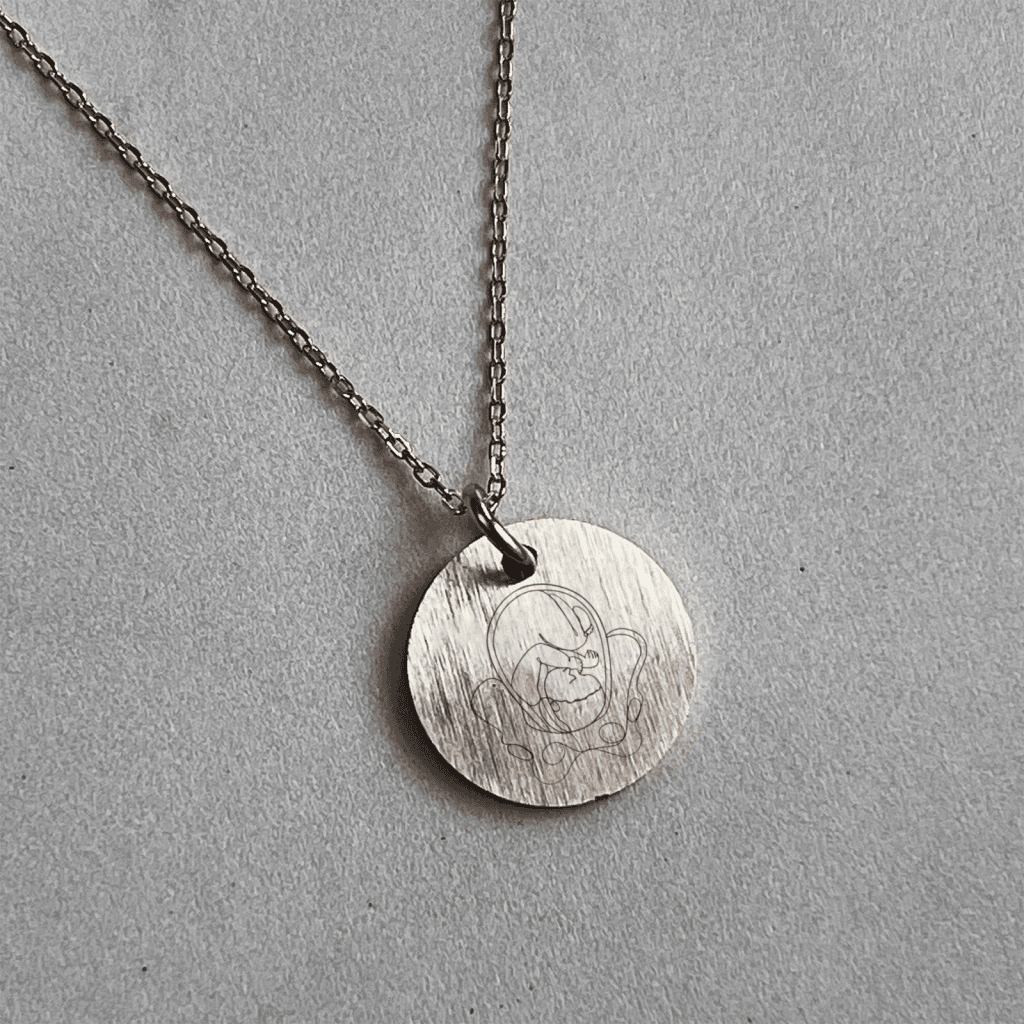 Jordemoder halskæde - Livmoder & barn - Personligt Smykke fra Øndig Jewellery. Meningsfuldt smykke med gravering bagpå