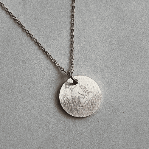 Jordemoder halskæde - Livmoder & barn - Personligt Smykke fra Øndig Jewellery. Meningsfuldt smykke med gravering bagpå