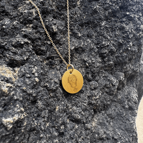 Jordemoder halskæde - Livmoder & barn 2 - Personligt Smykke fra Øndig Jewellery. Symbol på kærlighed – personlig bagside