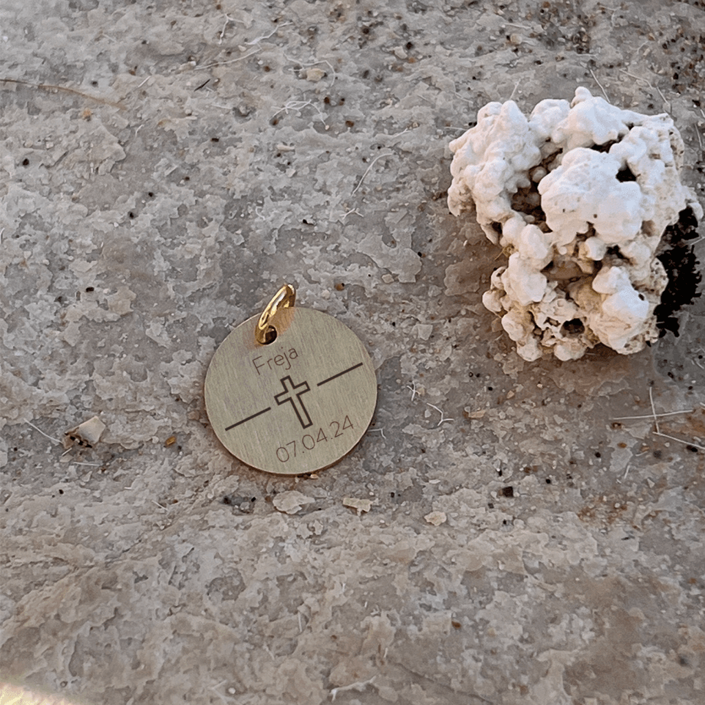 Konfirmation halskæde - Navn og dato - Personligt Smykke fra Øndig Jewellery. Personlig halskæde – et minde for livet