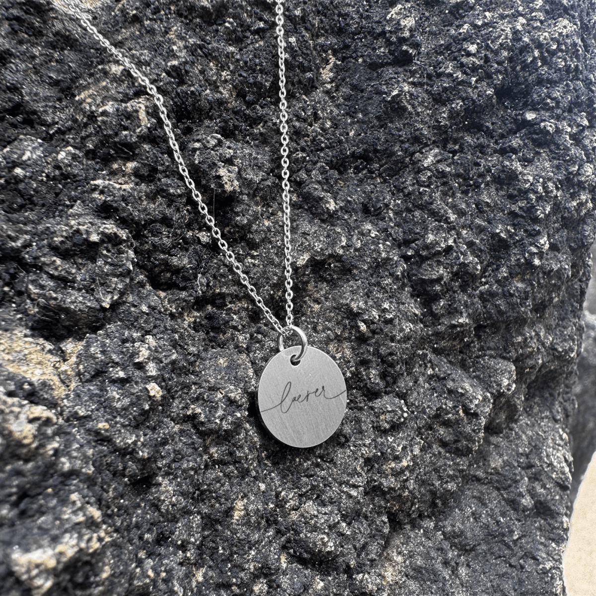 laerer-script-cirkel-4.png Lærer - halskæde - Personligt Smykke fra Øndig Jewellery. Perfekt gave til læreren – personlig bagside
