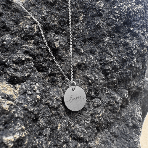 Lærer - halskæde - Personligt Smykke fra Øndig Jewellery. Perfekt gave til læreren – personlig bagside