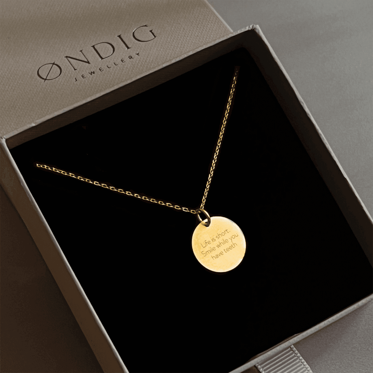 Life is short. Smile while you have teeth - Personligt Smykke fra Øndig Jewellery. Skab minder med et personligt smykke