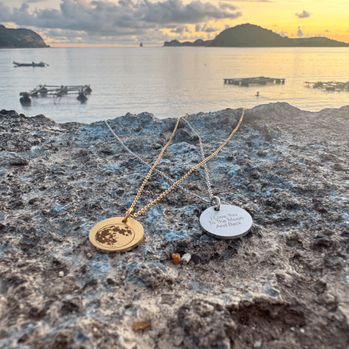 I Love You To The Moon And Back - Personligt Smykke fra Øndig Jewellery. Symbol på dybe minder og stærke bånd