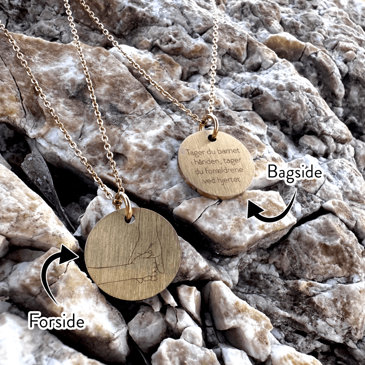 Pædagog tager barn i hånden - halskæde - Personligt Smykke fra Øndig Jewellery. Symbol på kærlighed og dyrebare minder