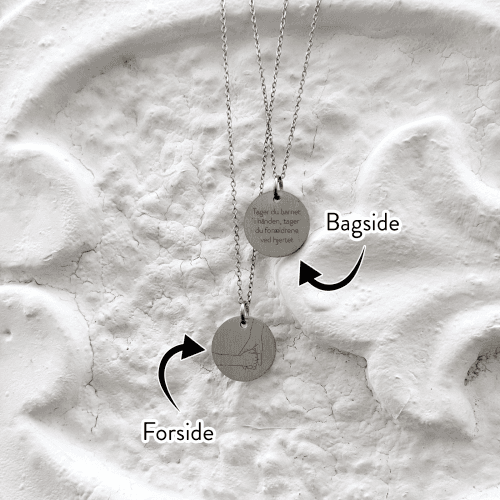 Pædagog tager barn i hånden - halskæde - Personligt Smykke fra Øndig Jewellery. Symbol på kærlighed og dyrebare minder