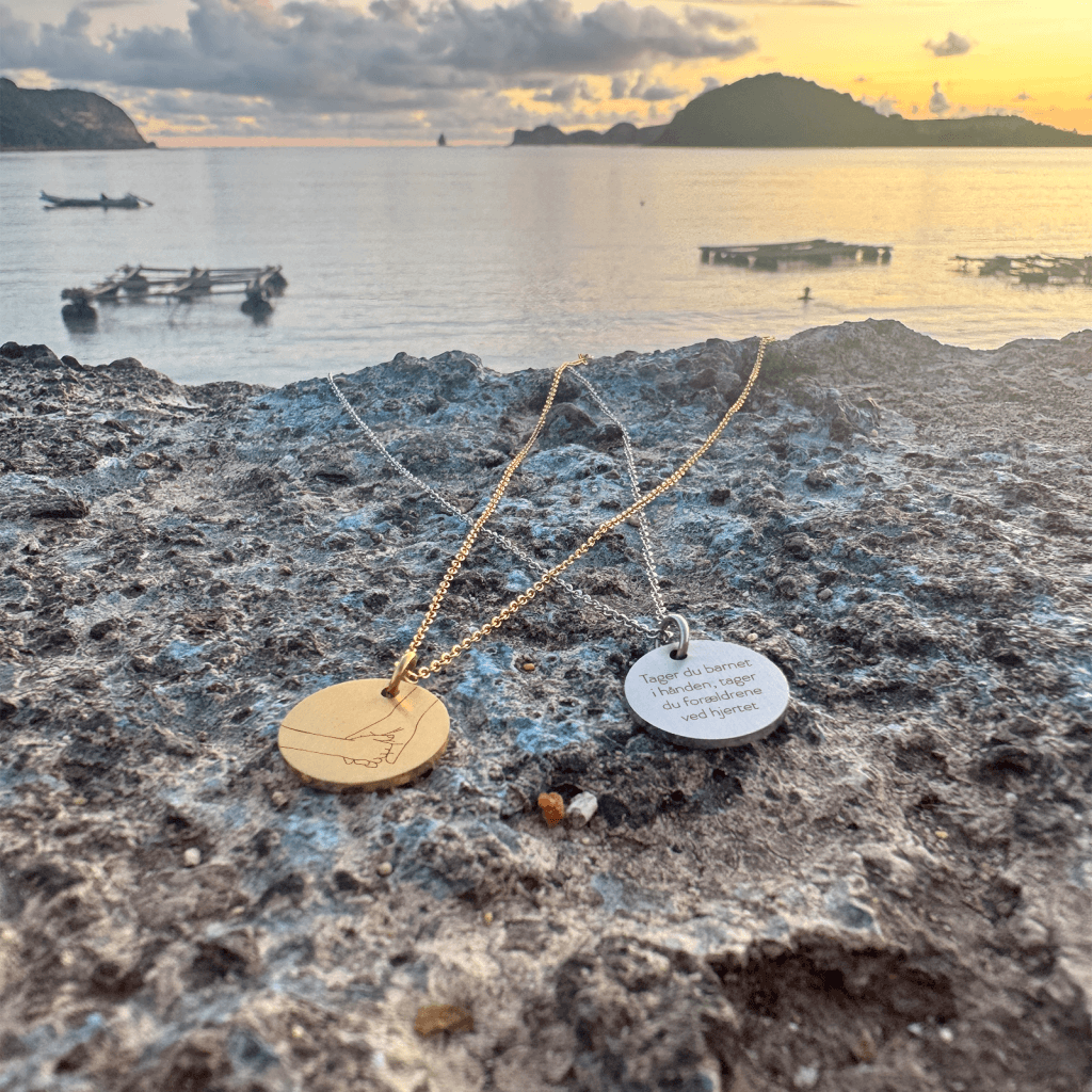 Pædagog tager barn i hånden - halskæde - Personligt Smykke fra Øndig Jewellery. Symbol på kærlighed og dyrebare minder