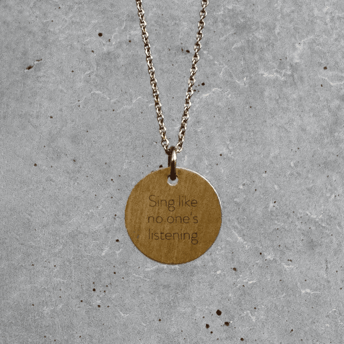 sing-like-no-ones-listening-cirkel-1.png Sing like no one’s listening - Personligt Smykke fra Øndig Jewellery. Den perfekte gave til særlige øjeblikke