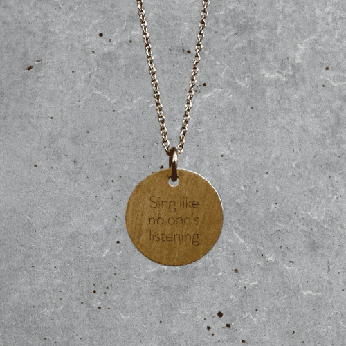sing-like-no-ones-listening-cirkel-1.png Sing like no one’s listening - Personligt Smykke fra Øndig Jewellery. Den perfekte gave til særlige øjeblikke