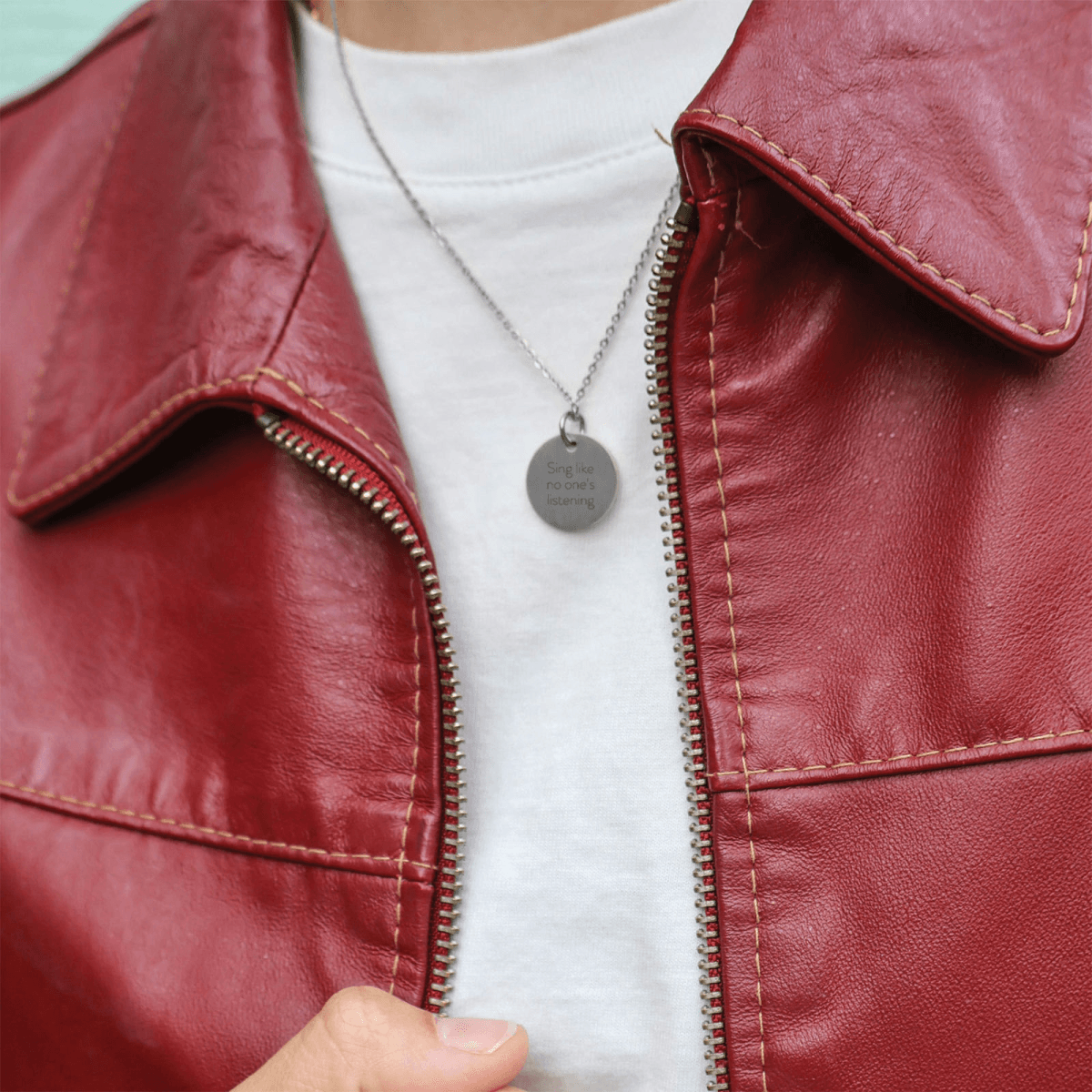 sing-like-no-ones-listening-cirkel-4.png Sing like no one’s listening - Personligt Smykke fra Øndig Jewellery. Den perfekte gave til særlige øjeblikke