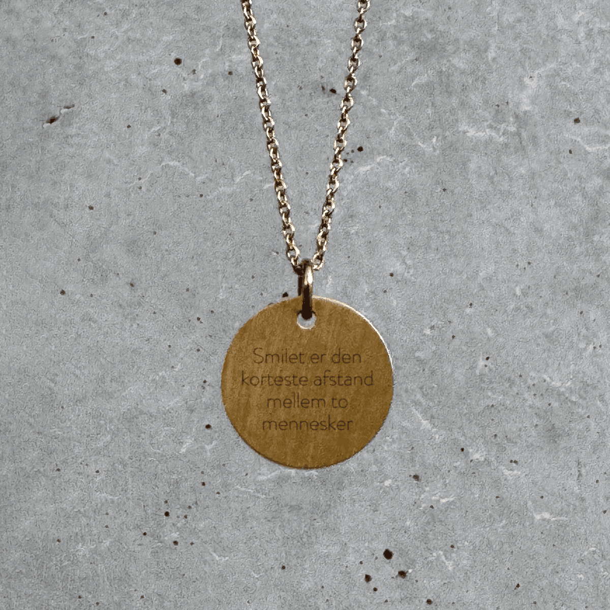 Smilet er den korteste afstand mellem to mennesker - Personligt Smykke fra Øndig Jewellery. Personlig bagside – uforglemmelig gave