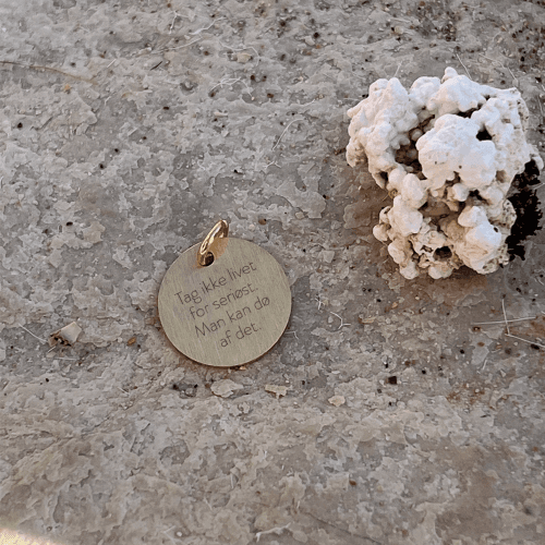 Tag ikke livet for seriøst. Man kan dø af det. - Personligt Smykke fra Øndig Jewellery. Skab stærke bånd med personlig indgravering