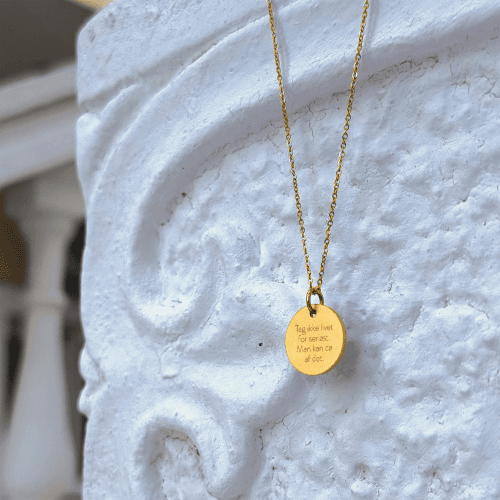 Tag ikke livet for seriøst. Man kan dø af det. - Personligt Smykke fra Øndig Jewellery. Skab stærke bånd med personlig indgravering