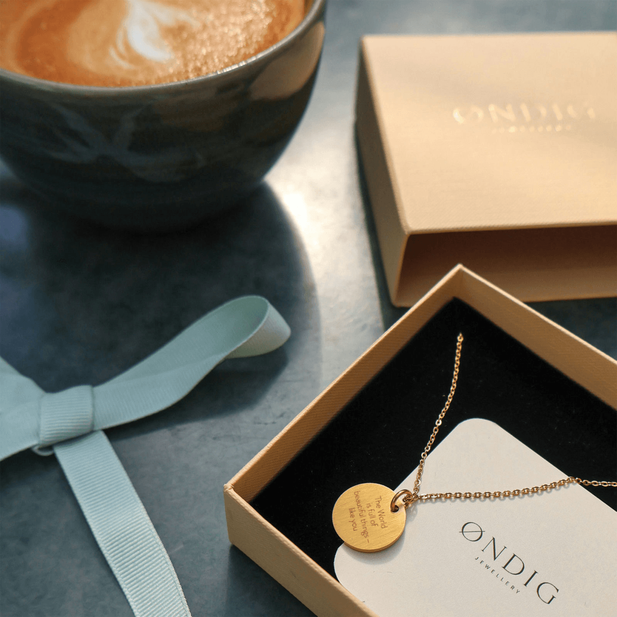 The World is full of beautiful things – like you - Personligt Smykke fra Øndig Jewellery. Overrask hende med en personlig gave