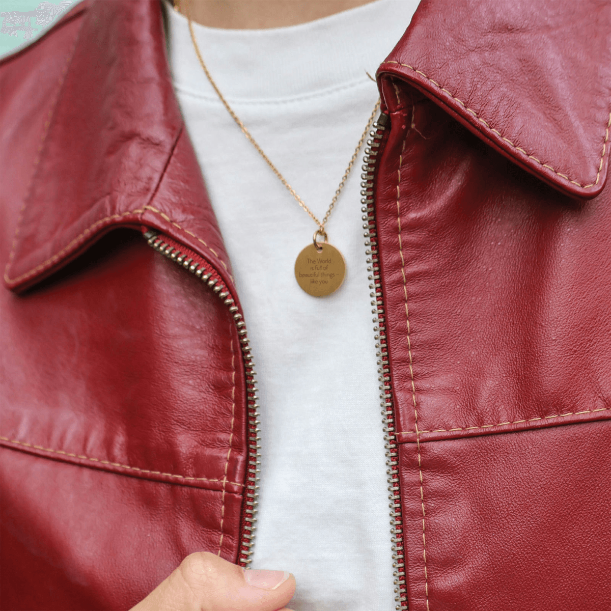 the-world-is-full-of-beautiful-things-like-you-cirkel-2.png The World is full of beautiful things – like you - Personligt Smykke fra Øndig Jewellery. Overrask hende med en personlig gave