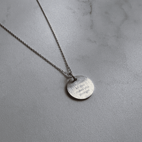 What doesn’t kill you makes you stronger - Personligt Smykke fra Øndig Jewellery. Fejr styrke med personlig gravering