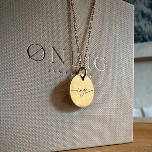 Halskæde med dit navn i skråskift - Personligt Smykke fra Øndig Jewellery. Evige minder i personlig halskæde.