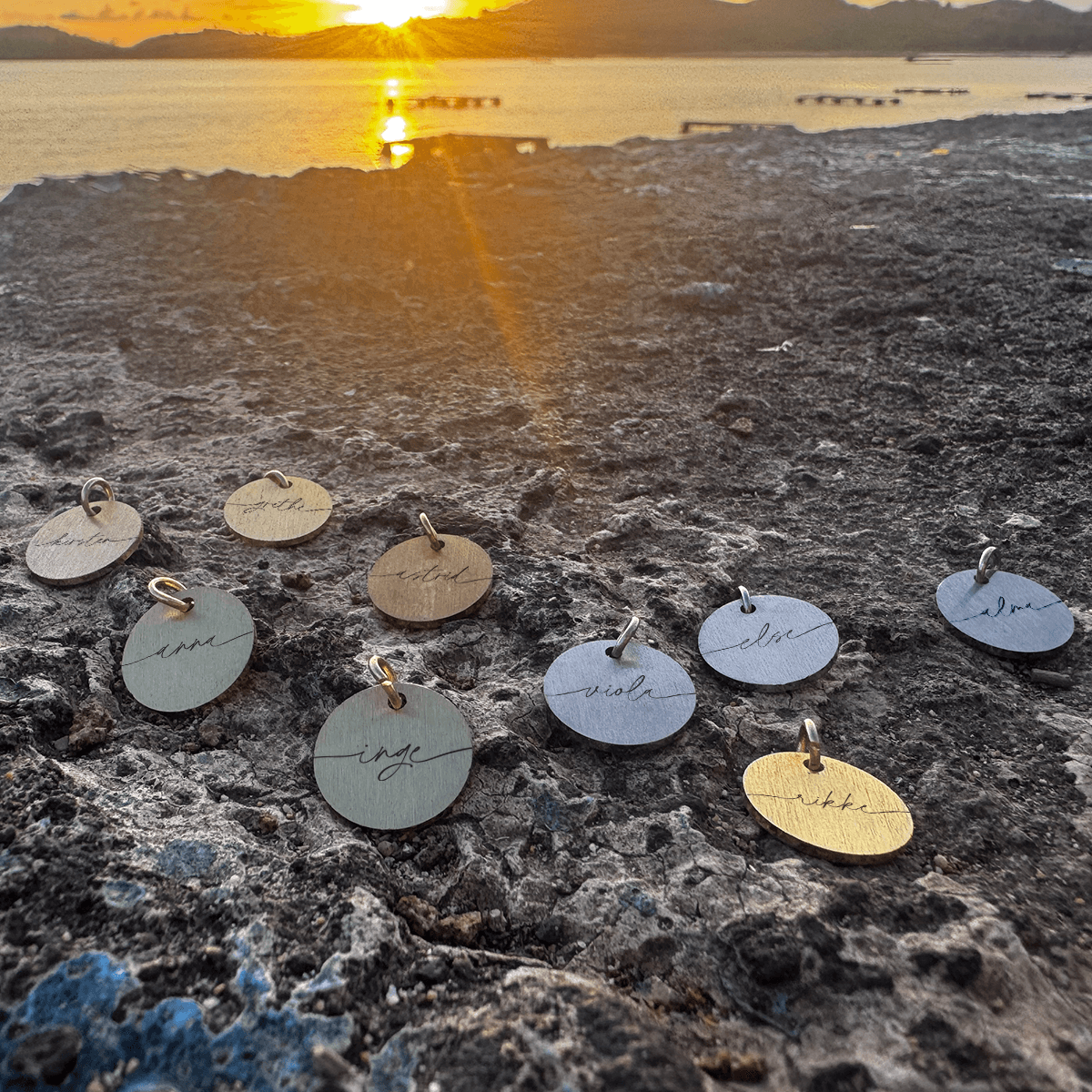 your-name-in-script-2.png Halskæde med dit navn i skråskift - Personligt Smykke fra Øndig Jewellery. Evige minder i personlig halskæde.