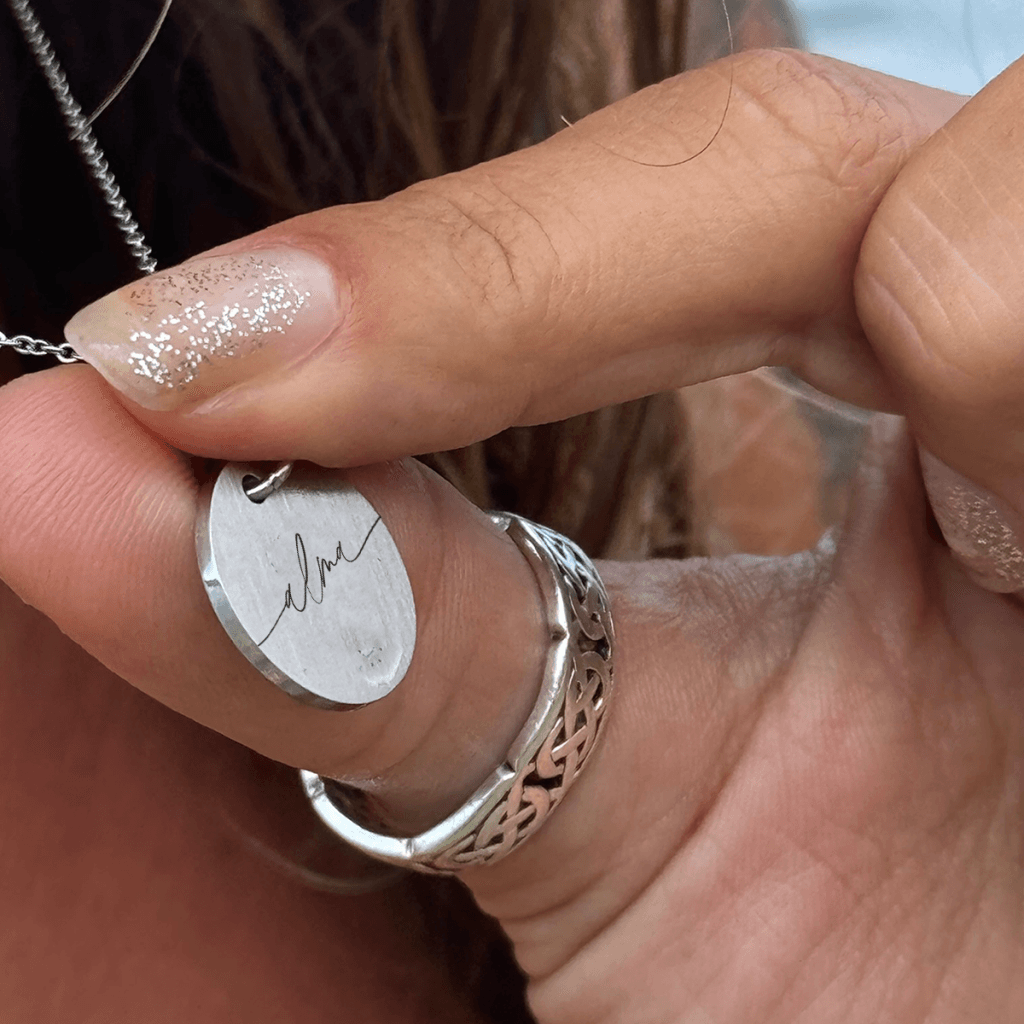 Halskæde med dit navn i skråskift - Personligt Smykke fra Øndig Jewellery. Evige minder i personlig halskæde.