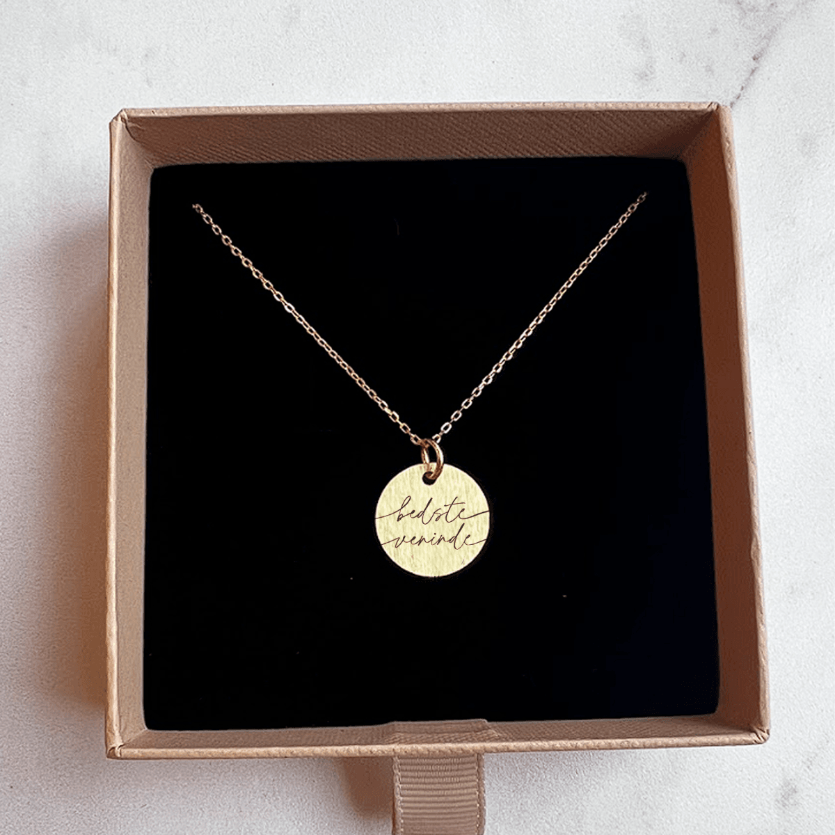 bedste-veninde-script-cirkel-2.png Bedste Veninde - halskæde - Personligt Smykke fra Øndig Jewellery. Personlig gave, skabt til livslang venskab