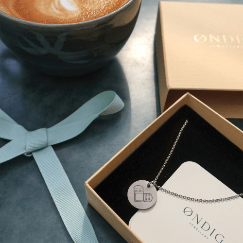 Sygeplejerske halskæde - Hjerte-plaster - Personligt Smykke fra Øndig Jewellery. Kærlig gave til sygeplejerskens hjerte