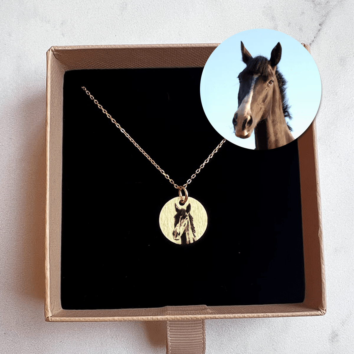 hest-foto-halskaede-circle-1.png Fotohalskæde af din hest - Personligt Smykke fra Øndig Jewellery. Bær din hest tæt på hjertet