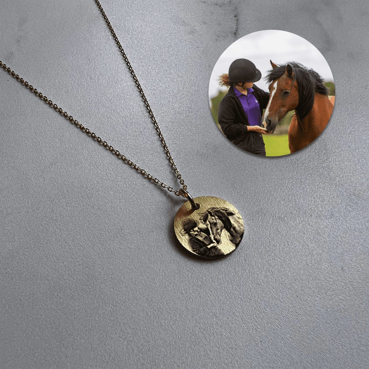 hest-foto-halskaede-circle-2.png Fotohalskæde af din hest - Personligt Smykke fra Øndig Jewellery. Bær din hest tæt på hjertet