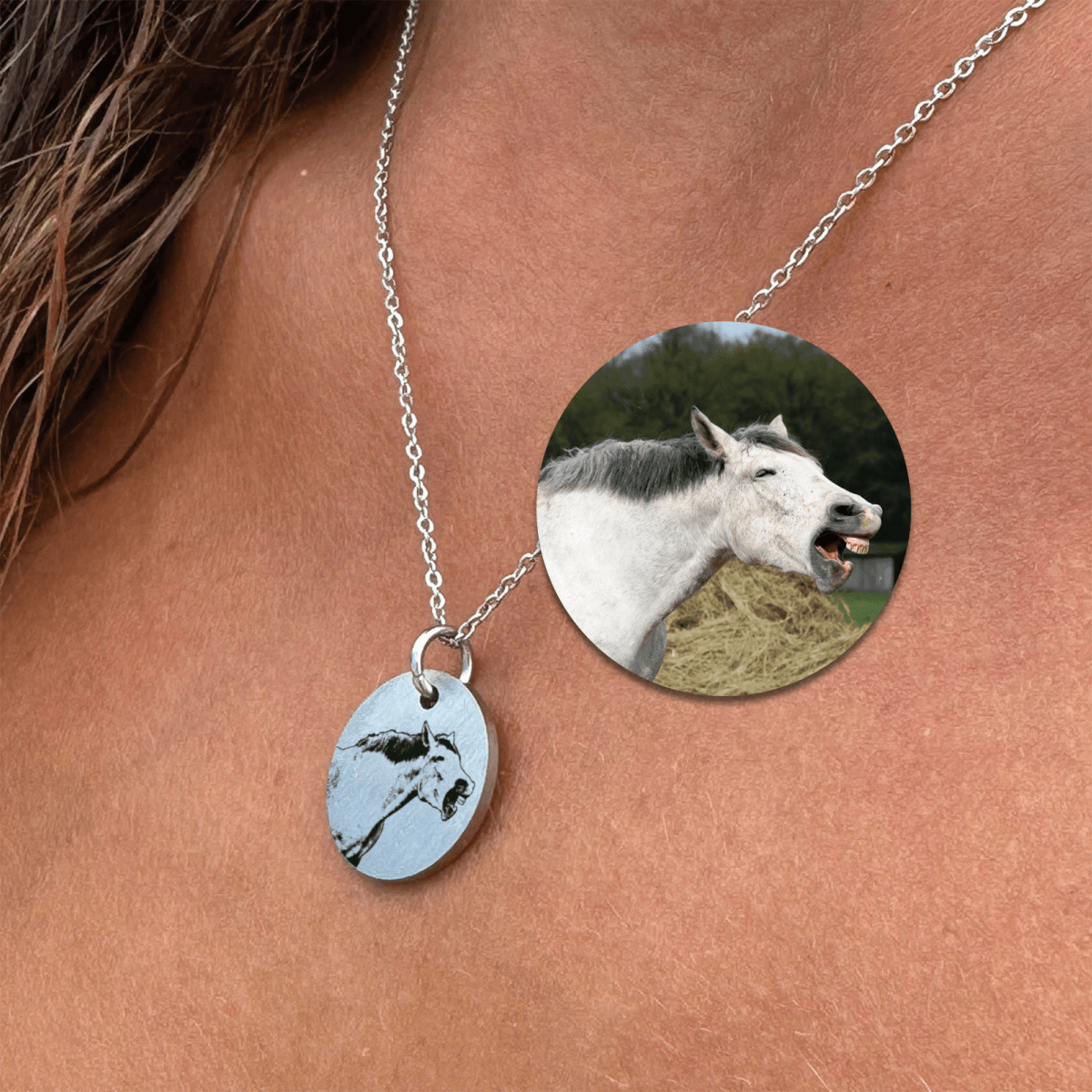 hest-foto-halskaede-circle-3.png Fotohalskæde af din hest - Personligt Smykke fra Øndig Jewellery. Bær din hest tæt på hjertet