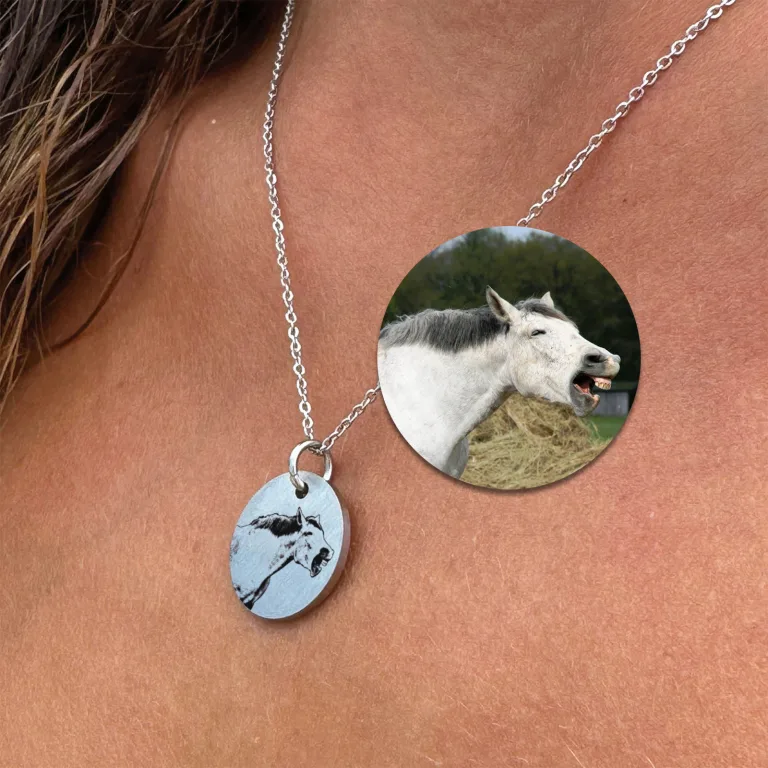 Fotohalskæde af din hest - Personligt Smykke fra Øndig Jewellery. Bær din hest tæt på hjertet