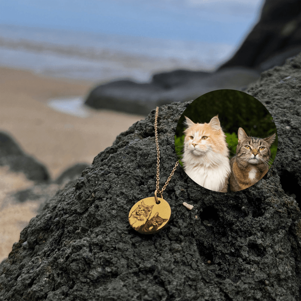 Fotohalskæde af din kat - Personligt Smykke fra Øndig Jewellery. Dit kærlige minde om din kat tæt på Ja, forsiden kan personliggøres med dit eget kattefoto. Ja, bagsiden kan personliggøres med valgfri gravering.