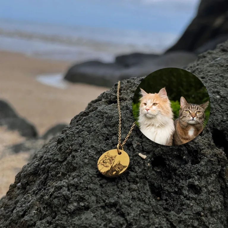 Fotohalskæde af din kat - Personligt Smykke fra Øndig Jewellery. Dit kærlige minde om din kat tæt på Ja, forsiden kan personliggøres med dit eget kattefoto. Ja, bagsiden kan personliggøres med valgfri gravering.