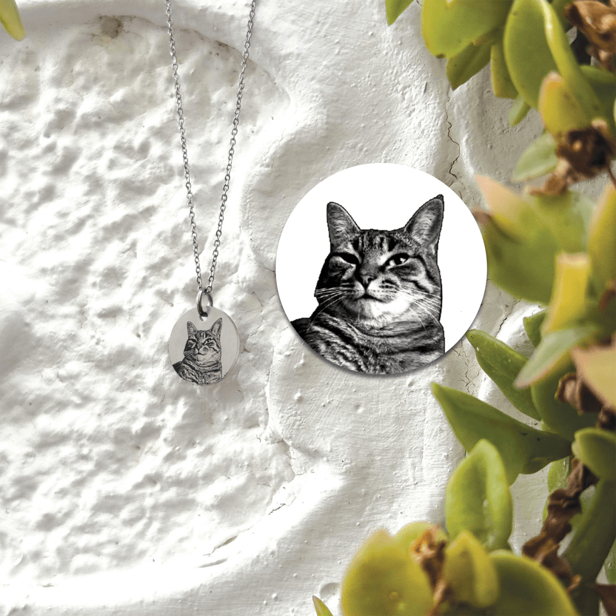 kat-foto-halskaede-circle-3.png Fotohalskæde af din kat - Personligt Smykke fra Øndig Jewellery. Dit kærlige minde om din kat tæt på Ja, forsiden kan personliggøres med dit eget kattefoto. Ja, bagsiden kan personliggøres med valgfri gravering.