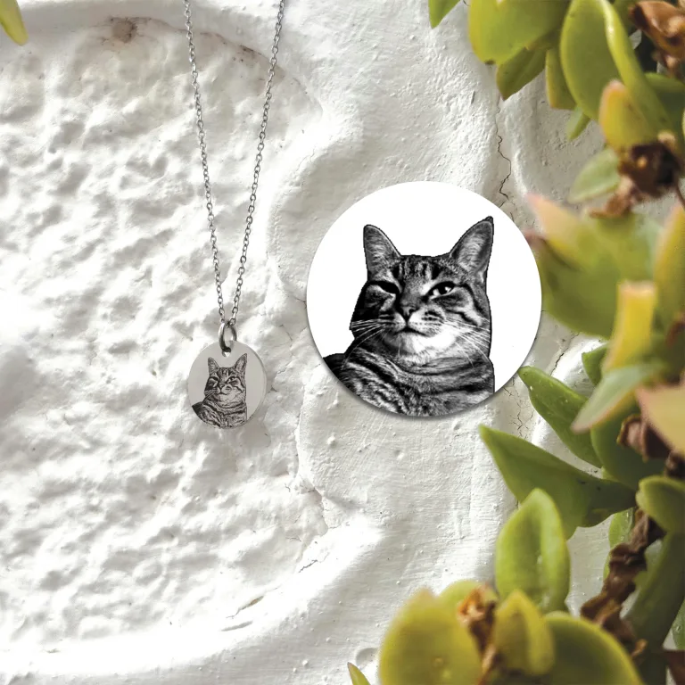 Fotohalskæde af din kat - Personligt Smykke fra Øndig Jewellery. Dit kærlige minde om din kat tæt på Ja, forsiden kan personliggøres med dit eget kattefoto. Ja, bagsiden kan personliggøres med valgfri gravering.