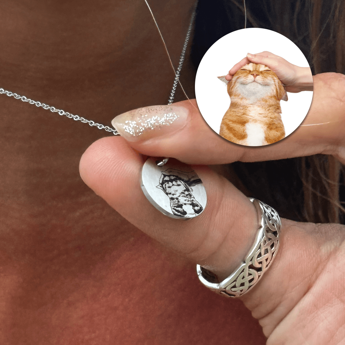 kat-foto-halskaede-circle-4.png Fotohalskæde af din kat - Personligt Smykke fra Øndig Jewellery. Dit kærlige minde om din kat tæt på Ja, forsiden kan personliggøres med dit eget kattefoto. Ja, bagsiden kan personliggøres med valgfri gravering.