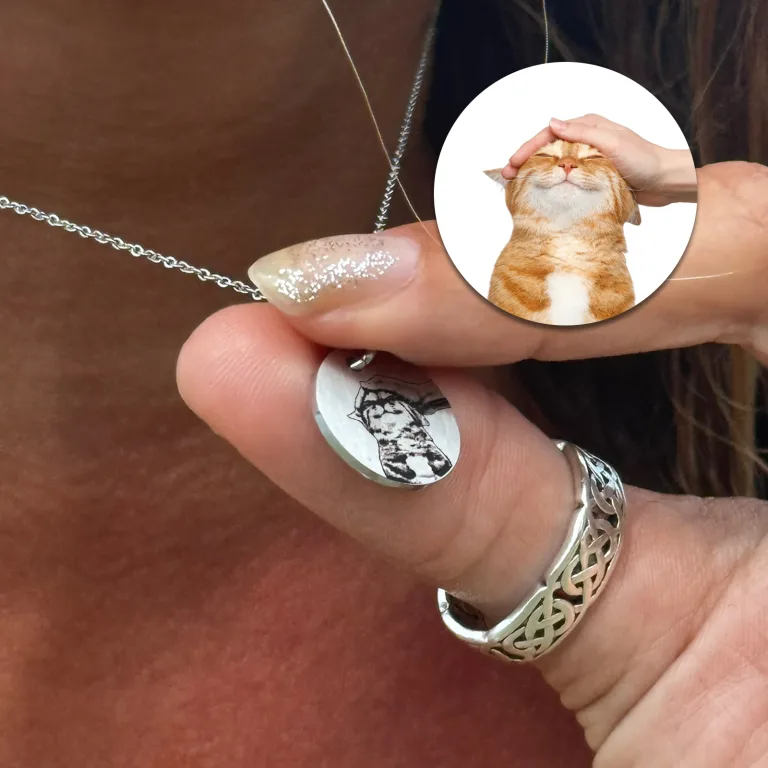 Fotohalskæde af din kat - Personligt Smykke fra Øndig Jewellery. Dit kærlige minde om din kat tæt på Ja, forsiden kan personliggøres med dit eget kattefoto. Ja, bagsiden kan personliggøres med valgfri gravering.