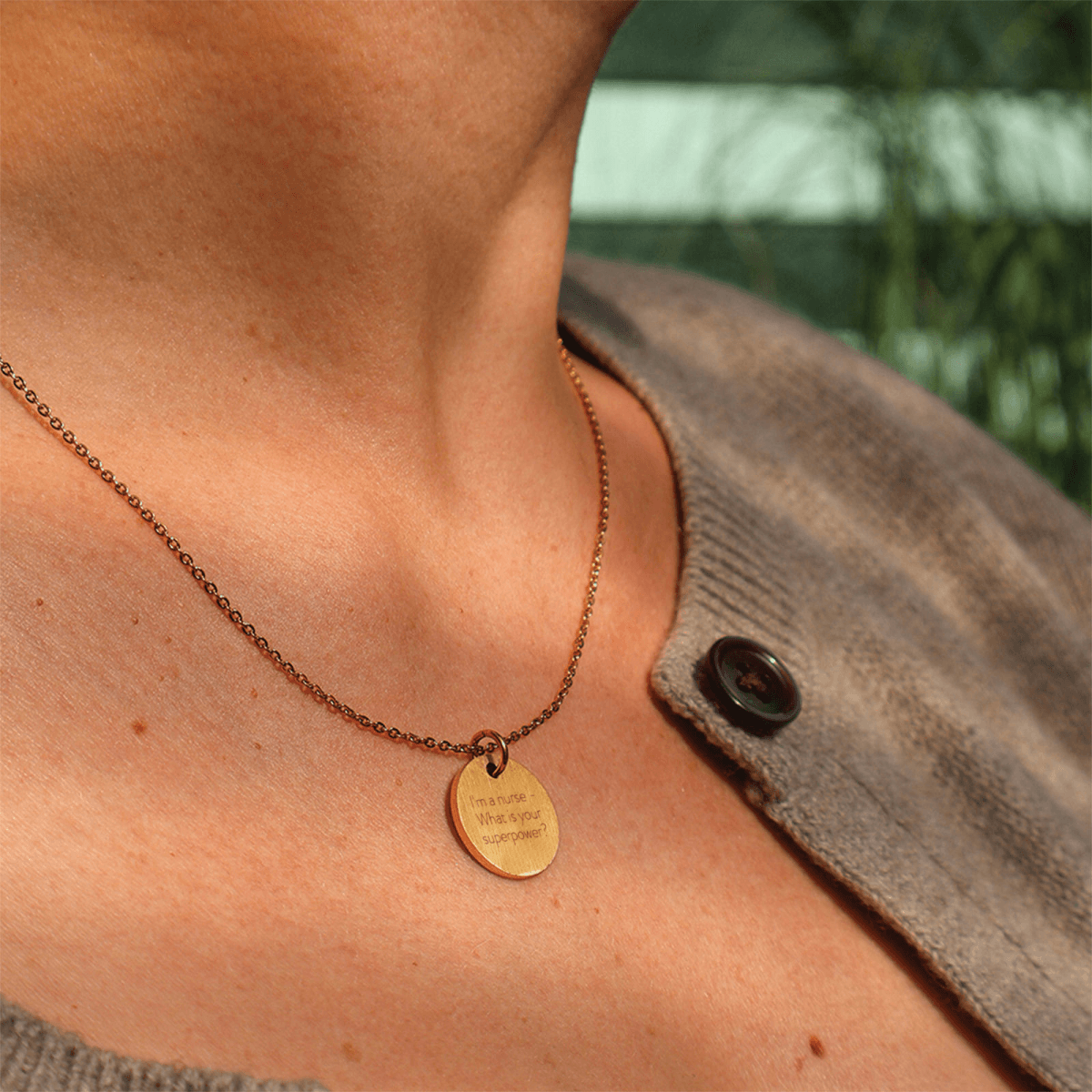 nurse-superpower-cirkel-2.png Sygeplejerske halskæde - I’m a nurse, What is your superpower? - Personligt Smykke fra Øndig Jewellery. Smuk, personlig gave til omsorgshelte
