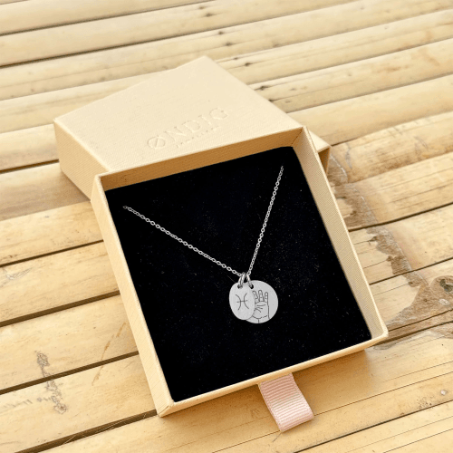 Fiskene Stjernetegn Superellipse Halskæde - Personligt Smykke fra Øndig Jewellery. Fiskene superellipse med eget præg