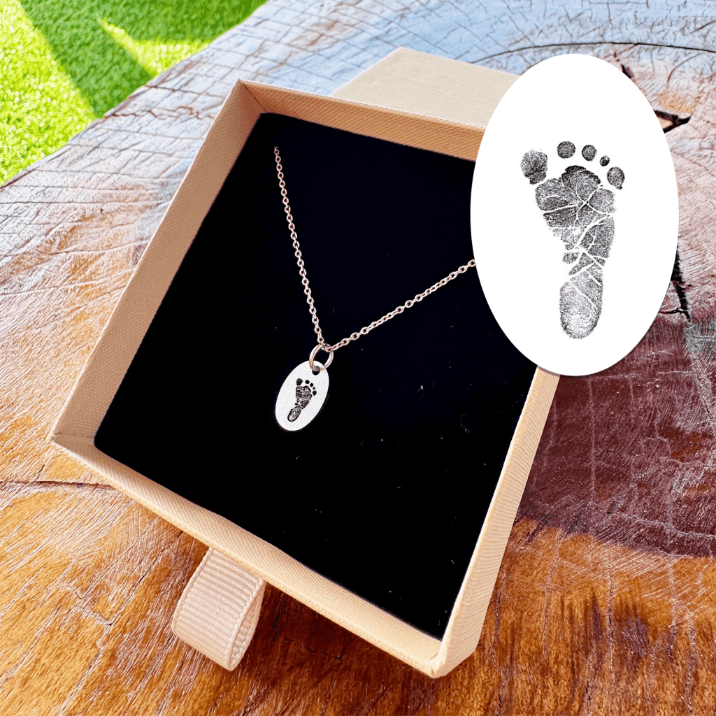 Indgraver fodaftryk på superellipse halskæde - Personligt Smykke fra Øndig Jewellery. Indgraveret babyfod på superellipsehalskæde