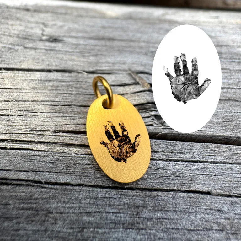 Indgraver håndaftryk på superellipse halskæde - Personligt Smykke fra Øndig Jewellery. Dit barns håndaftryk som superellipse