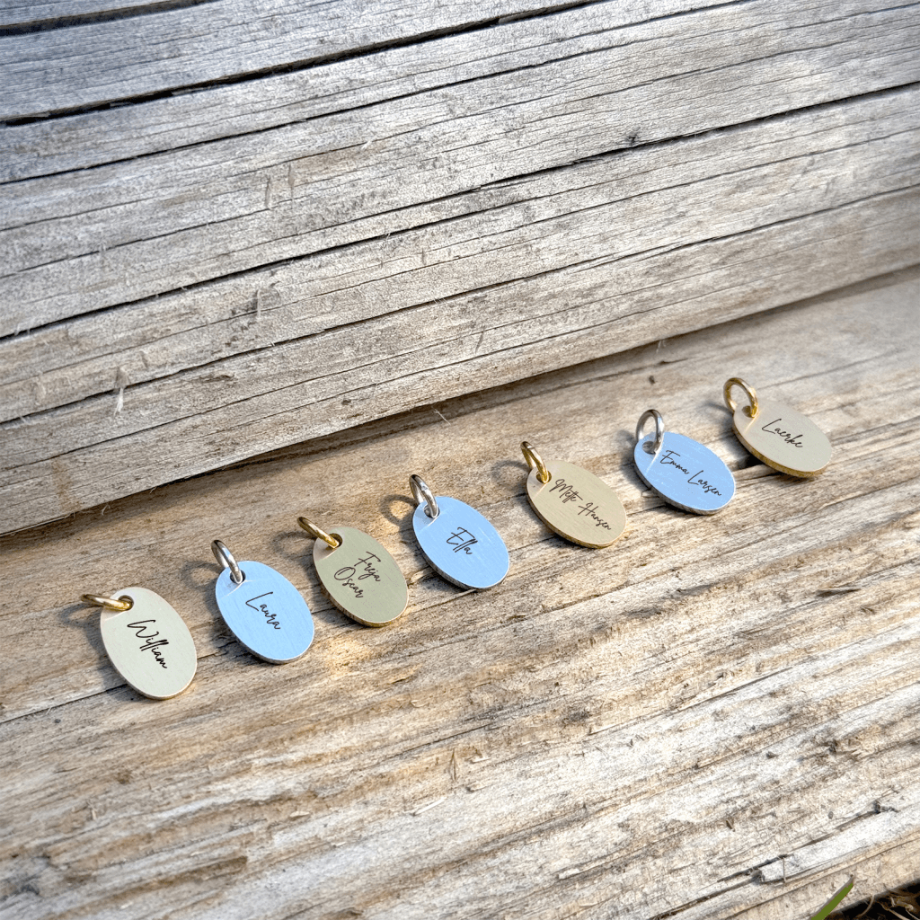 Dit navn i skråskrift superellipse halskæde - Personligt Smykke fra Øndig Jewellery. Navnehalskæde i elegant superellipse