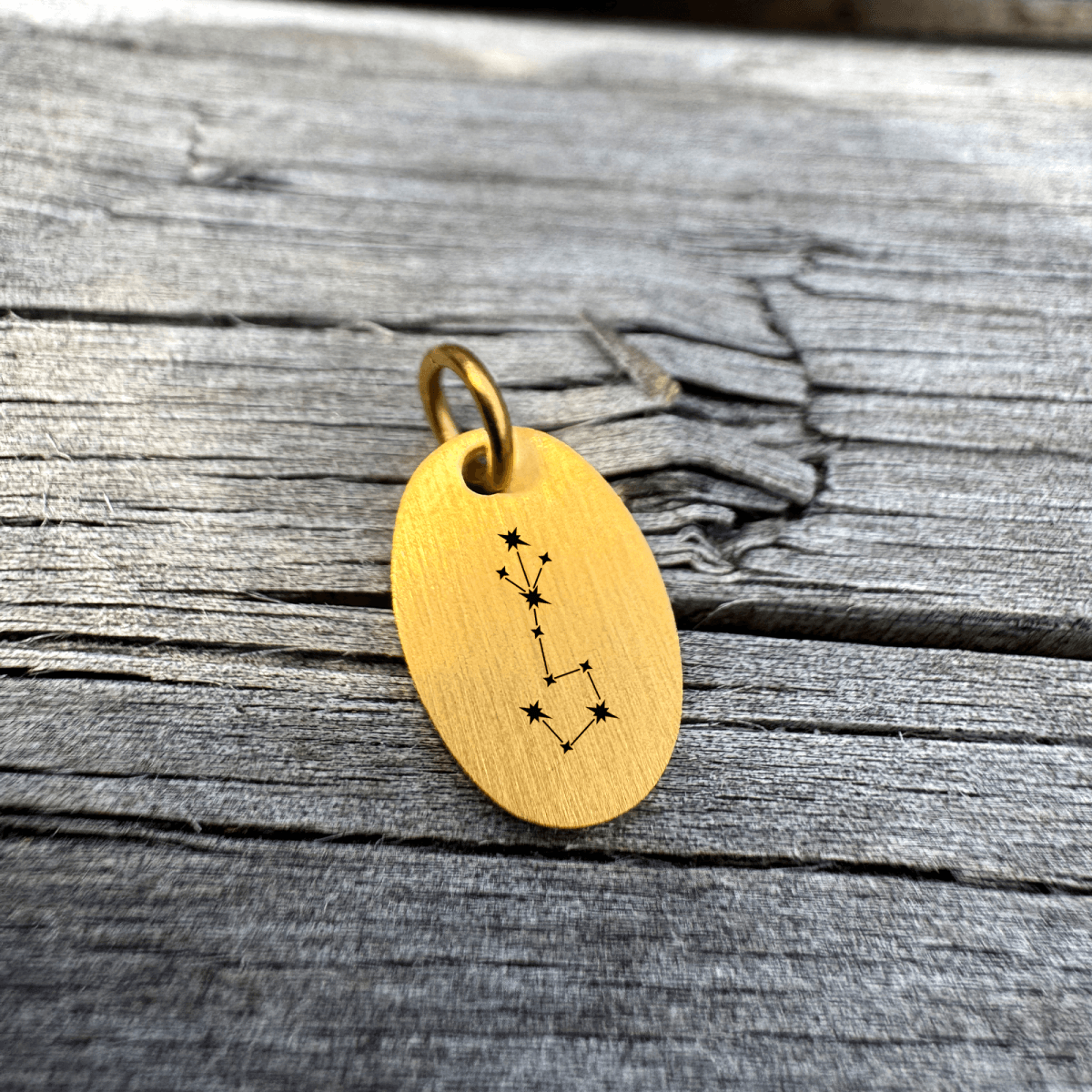 skorpionen-stjernebillede-superellipse-1.png Skorpionen Stjernebillede Superellipse Halskæde - Personligt Smykke fra Øndig Jewellery. Skorpionen superellipse med egen gravering