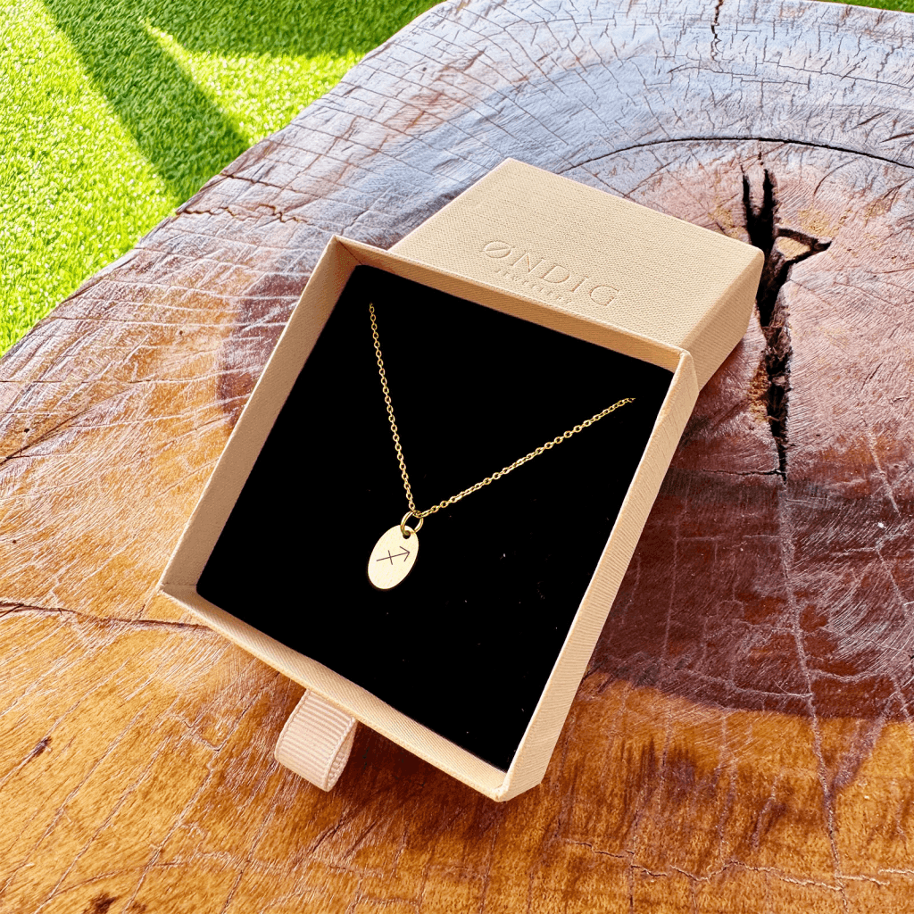 Skytten Stjernetegn Superellipse Halskæde - Personligt Smykke fra Øndig Jewellery. Skytten superellipse med dit personlige præg