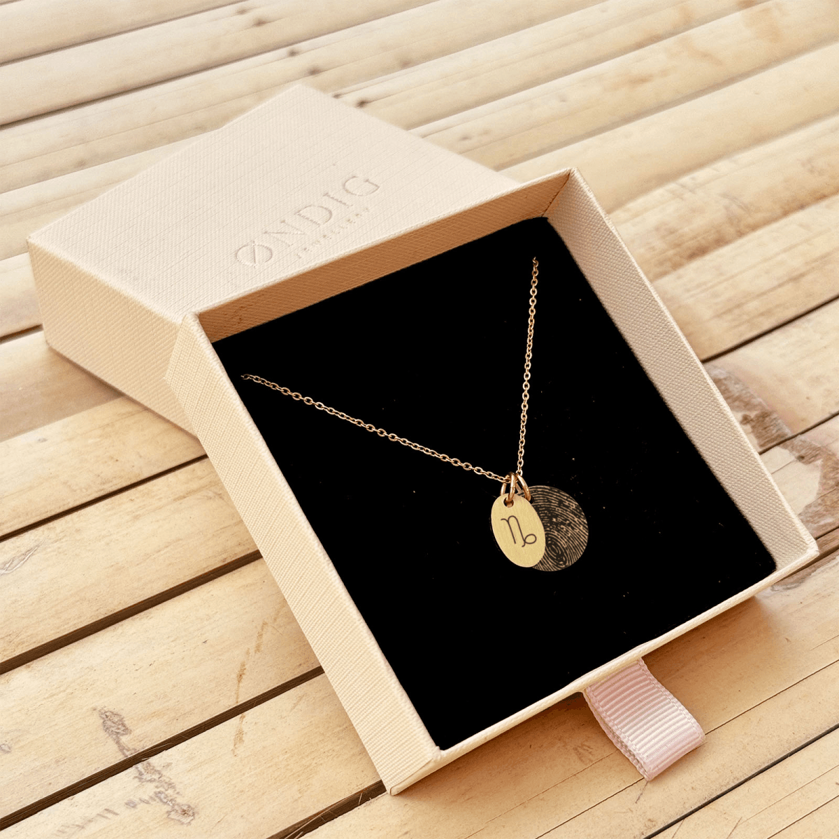 stenbukken-stjernetegn-superellipse-1.png Stenbukken Stjernetegn Superellipse Halskæde - Personligt Smykke fra Øndig Jewellery. Stenbukken-halskæde med gravering