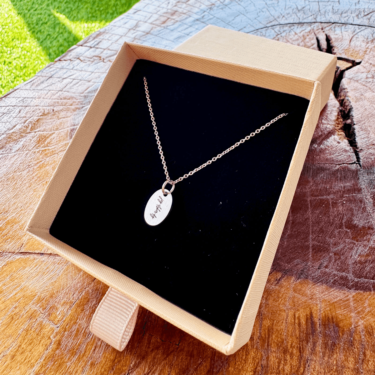 text-script-superellipse-3.png Personlig tekst på superellipse halskæde - Personligt Smykke fra Øndig Jewellery. Superellipse halskæde med din tekst