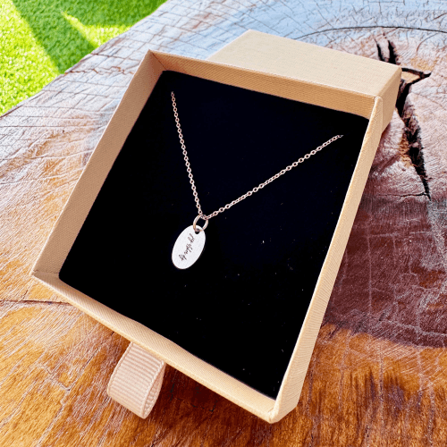 Personlig tekst på superellipse halskæde - Personligt Smykke fra Øndig Jewellery. Superellipse halskæde med din tekst