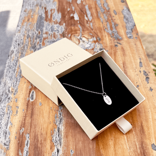 Personlig tekst på superellipse halskæde - Personligt Smykke fra Øndig Jewellery. Superellipse halskæde med din tekst