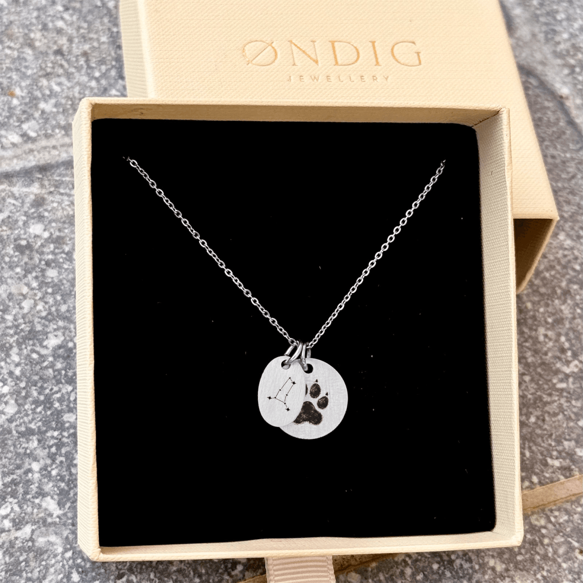 tvillingerne-stjernebillede-superellipse-3.png Tvillingerne Stjernebillede Superellipse Halskæde - Personligt Smykke fra Øndig Jewellery. Tvilling stjernebillede med indgravering