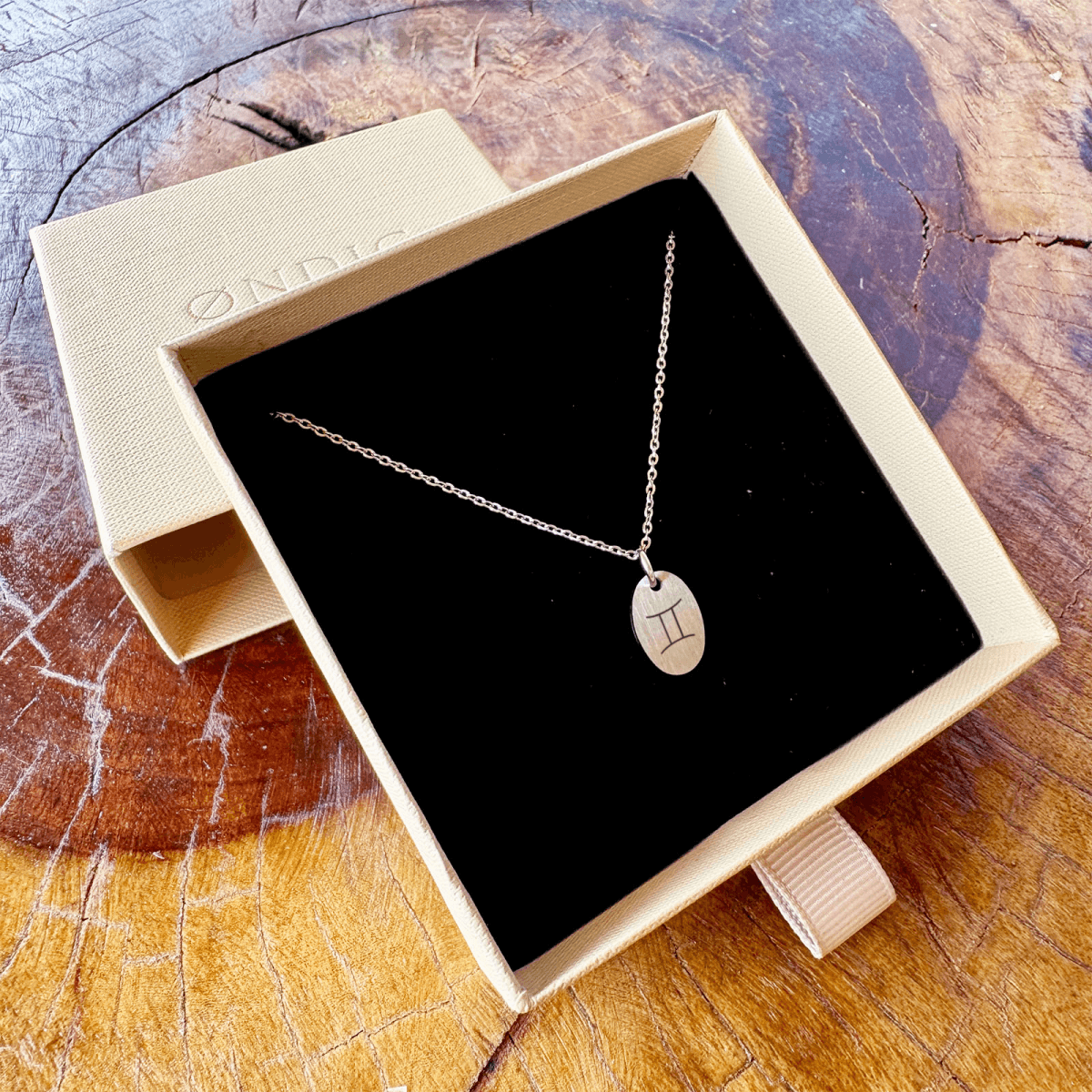 tvillingerne-stjernetegn-superellipse-4.png Tvillingerne Stjernetegn Superellipse Halskæde - Personligt Smykke fra Øndig Jewellery. Tvilling-halskæde med eget præg