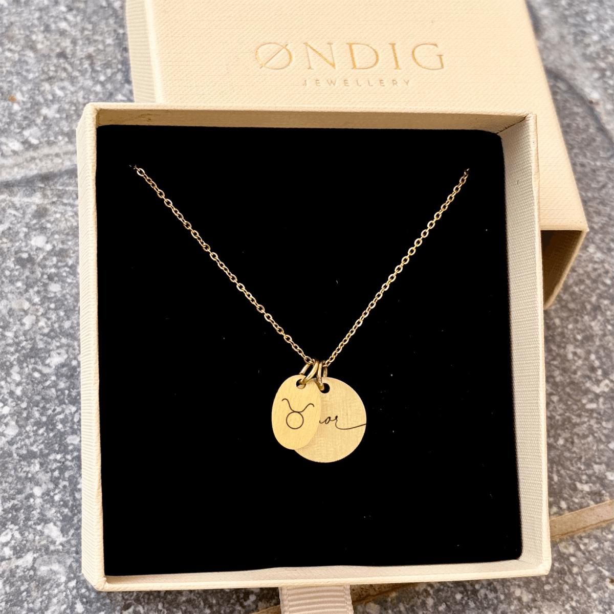 tyren-stjernetegn-superellipse-1.png Tyren Stjernetegn Superellipse Halskæde - Personligt Smykke fra Øndig Jewellery. Tyren halskæde med personlig gravering